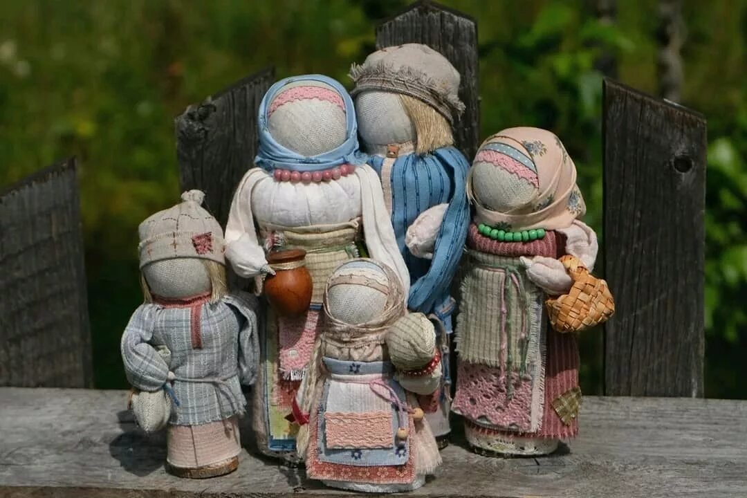 Народная кукла оберег семьи. Тряпичная кукла семья. Обережные куклы семья. Народная тряпичная кукла семья.