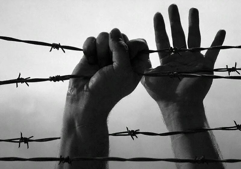 Статусы про судьбу. Молчание ломает судьбы достоевский. Сломанная судьба человека. Сломанная судьба человека. Фото про разбитую судьбу.