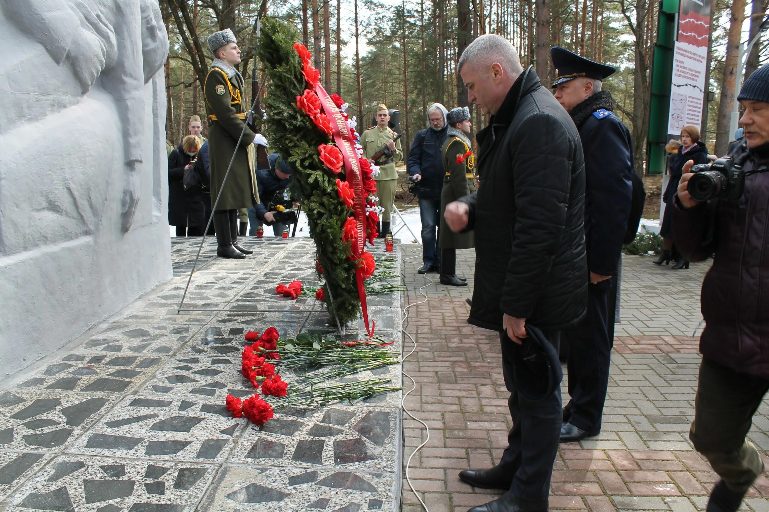 Погода озаричи. Озаричи мемориальный комплекс. Озаричи гомельская область лагерь. Озаричи мемориальный комплекс фото. Погода озаричи.