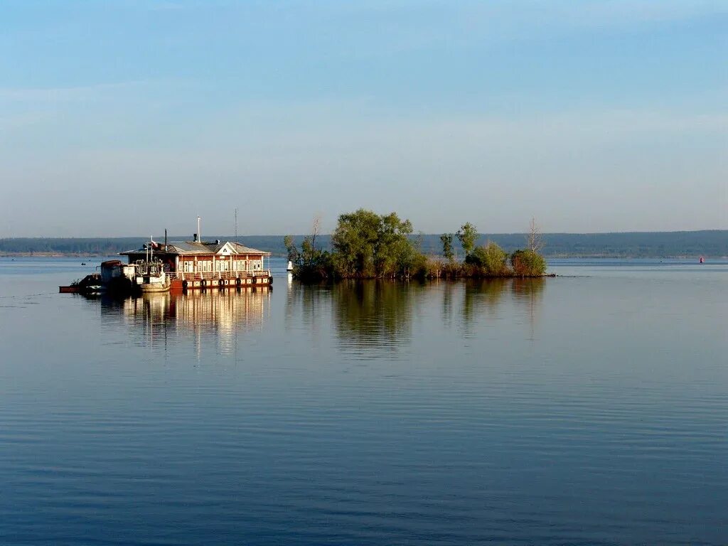 Кама сток. Река Кама. Река Кама Пермский край. Берег реки Кама в Перми. Река Кама Чермоз.