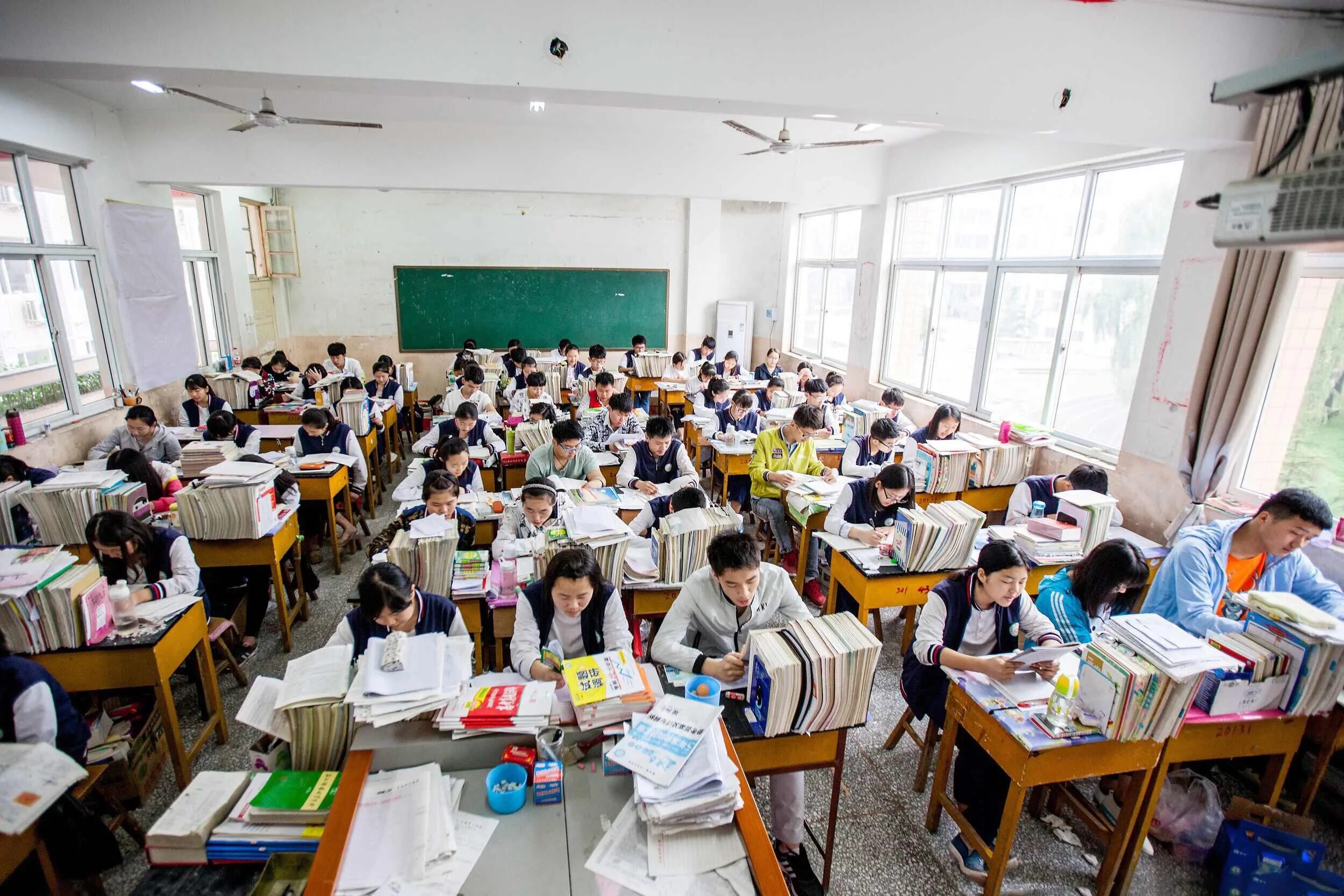 The school has many students. Тайвань школа. Образование в Китае. Школьное образование в Китае. Образование в Азии.