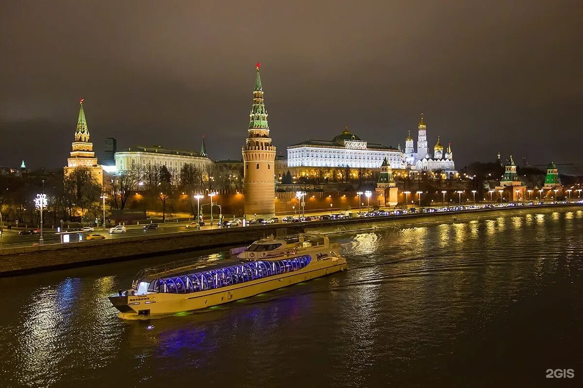 Сайт москва река. Речной трамвайчик в москве. Фото москва река в москве. Реки москвы. Вид на кремль.
