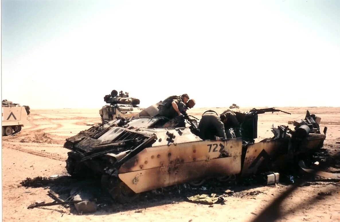 Lav 25 в ираке. M7 bradley fire support vehicle. Брэдли расстреливают танк т. Брэдли расстреливают танк т. Брэдли расстреливают танк т.