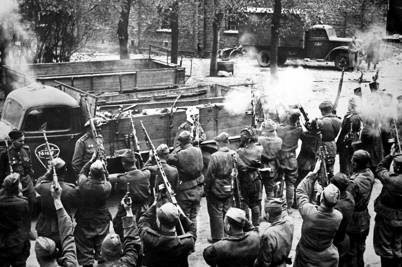1945 го. Фаминский берлин 1945 танкисты. солдаты красной армии 1945 берлин. красная армия в германии 1945 года. 1945 berlin погибших.