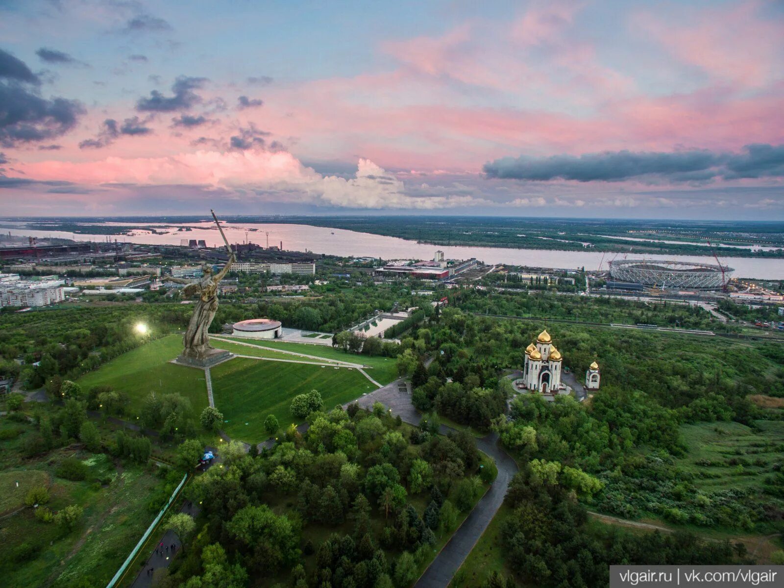 Хозяйство города волгограда. Волгоград Мамаев Курган с Волги. Мамаев Курган Волгоград с квадракоптер. Мамаев Курган с коптера. Панорама Волгоград Родина мать.