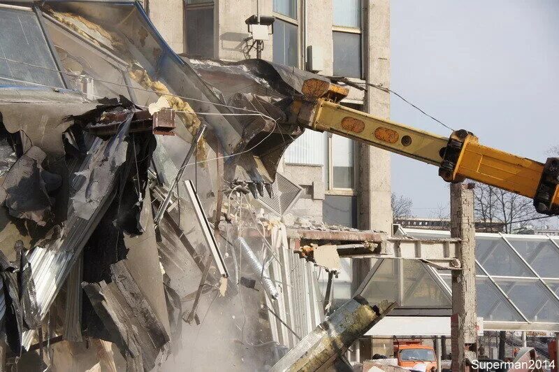 Снос тц мир. Снос пирамиды на тверской.