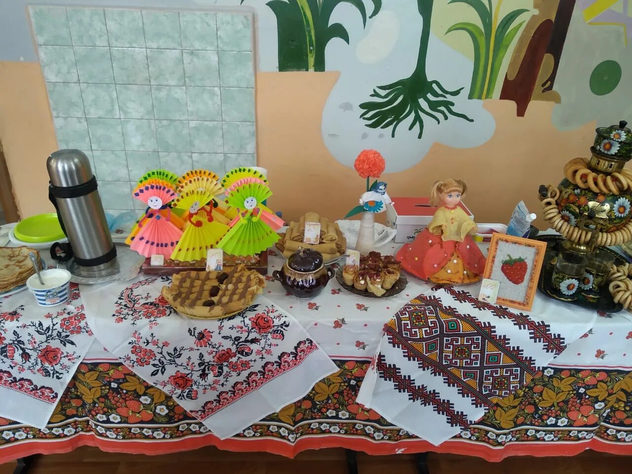 Идеи на масленицу в школе. Украшение стола на масленицу. украшение стола на масленицу в детском саду. украшение стола на масленицу в школе. украсить стол на масленицу в школе.