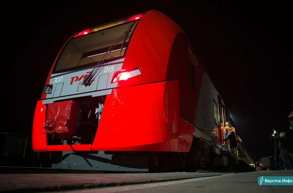 Электричка челябинск екатеринбург ласточка. Электропоезд Ласточка Челябинск Магнитогорск. Поезд «Ласточка» 802е. Поезд Ласточка Чусовой. Ласточка электропоезд Пермь.