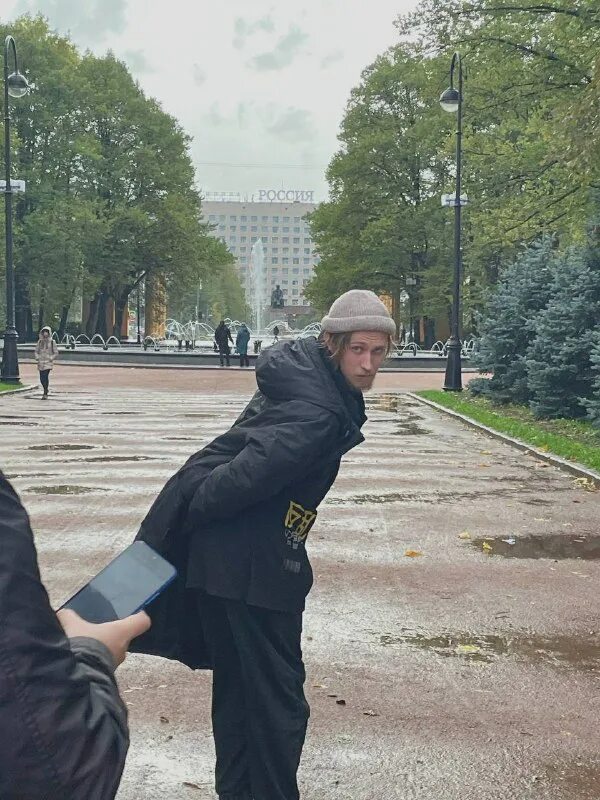 синилова елена дмитриевна. перебегает дорогу на красный. человек перебегает дорогу. дарья зотеева. инстасашка.