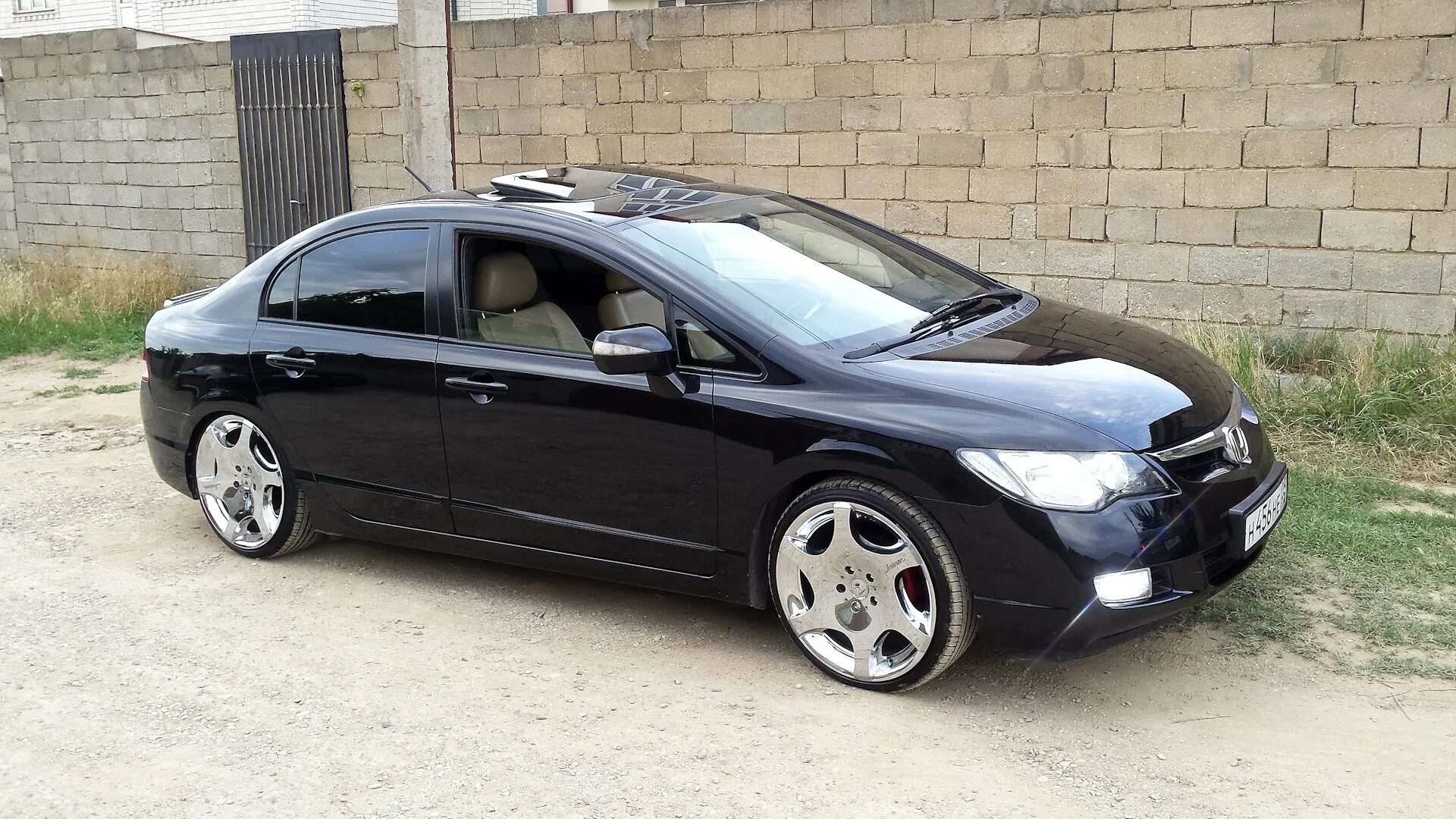 Honda 19. Honda Civic 2008 диски. Honda Civic 4d черные диски. Хонда Цивик 2008. Хонда Цивик 2008 года диски.