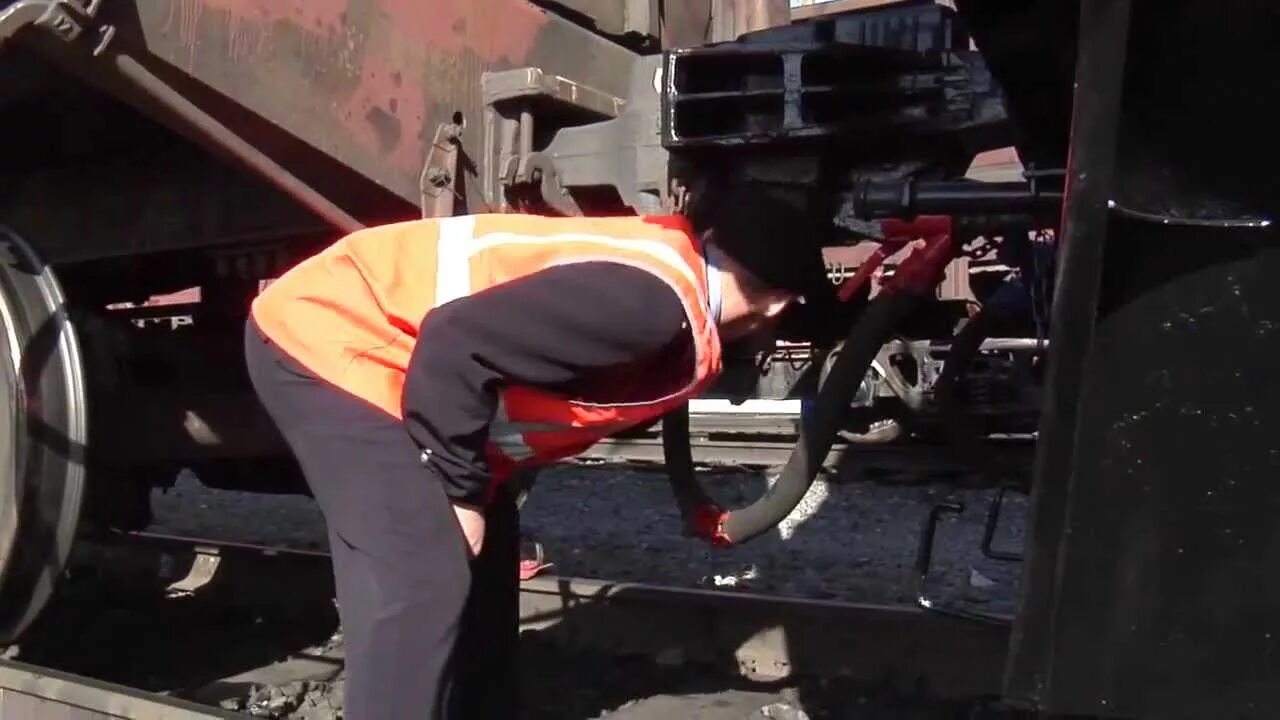 Прицепка пассажирского вагона. Прицепка-отцепка вагонов. Составитель вагонов. Сцепщик вагонов. Прицепка и отцепка Локомотива.