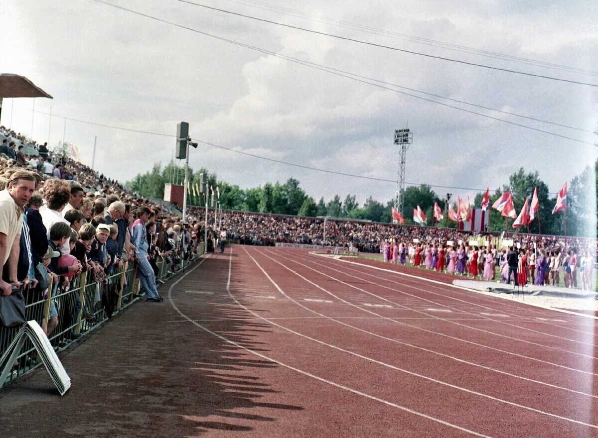 Стадион десна. Стадион Десна Бежица. Брянск стадион Десна легкая атлетика. Стадион Бежица Брянск. Стадион Десна Брянск Бежица.