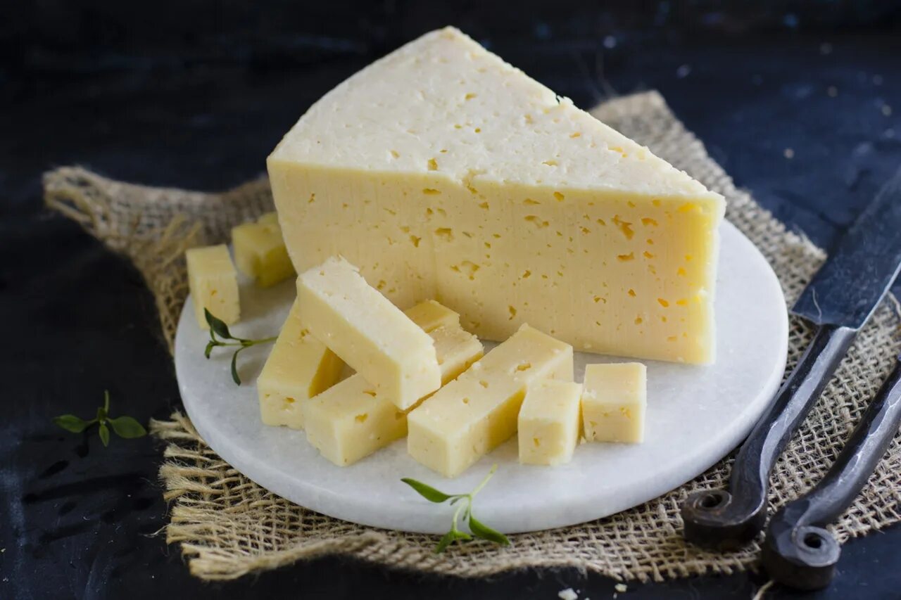Сыр фото. Сыр. Сыр голландский. Сыры типа голландского. Кусок сыра российский.