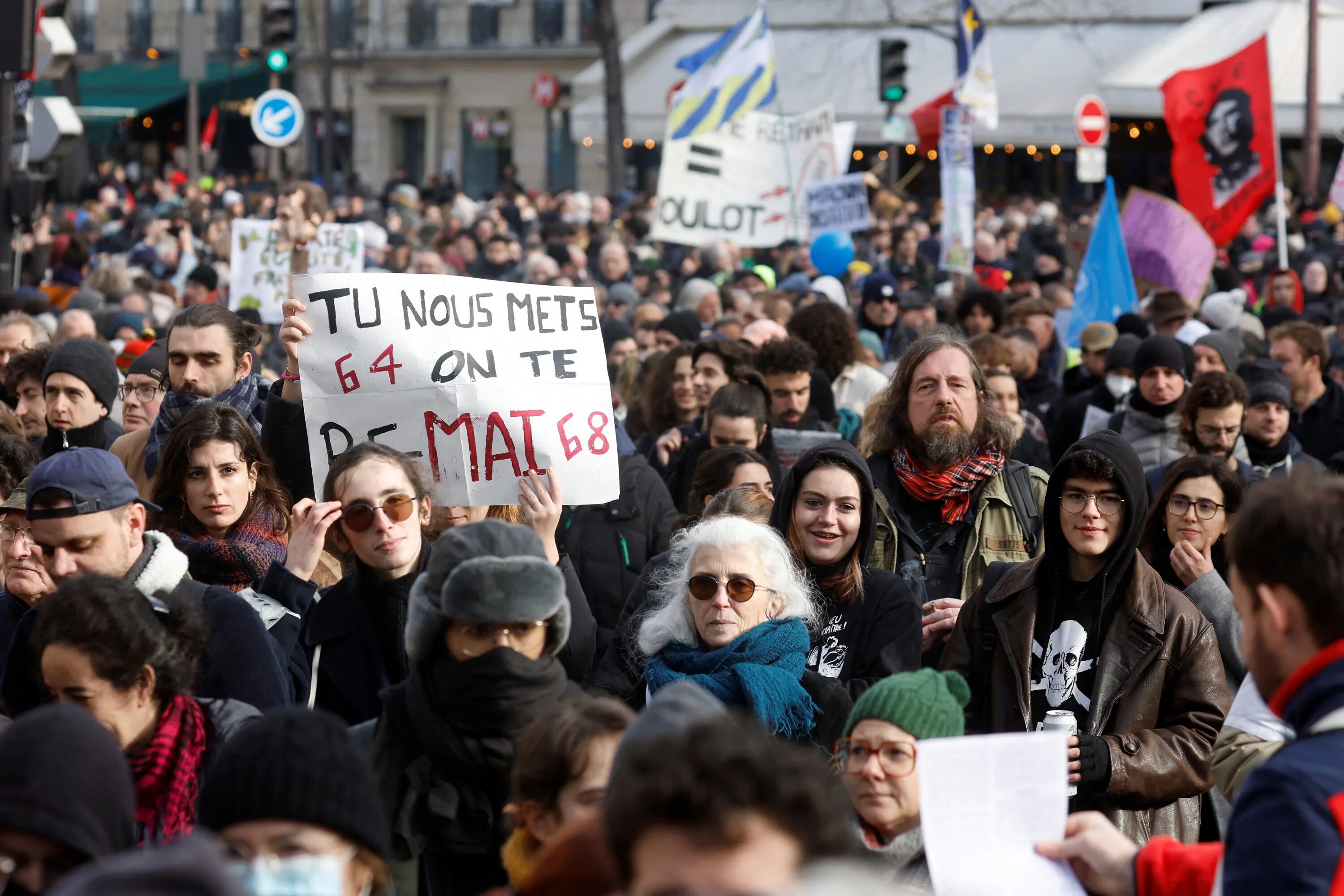 Митинги в париже. Протесты во Франции 2023. Протесты во Франции пенсионная реформа. Народ на митинге. Забастовки во Франции.