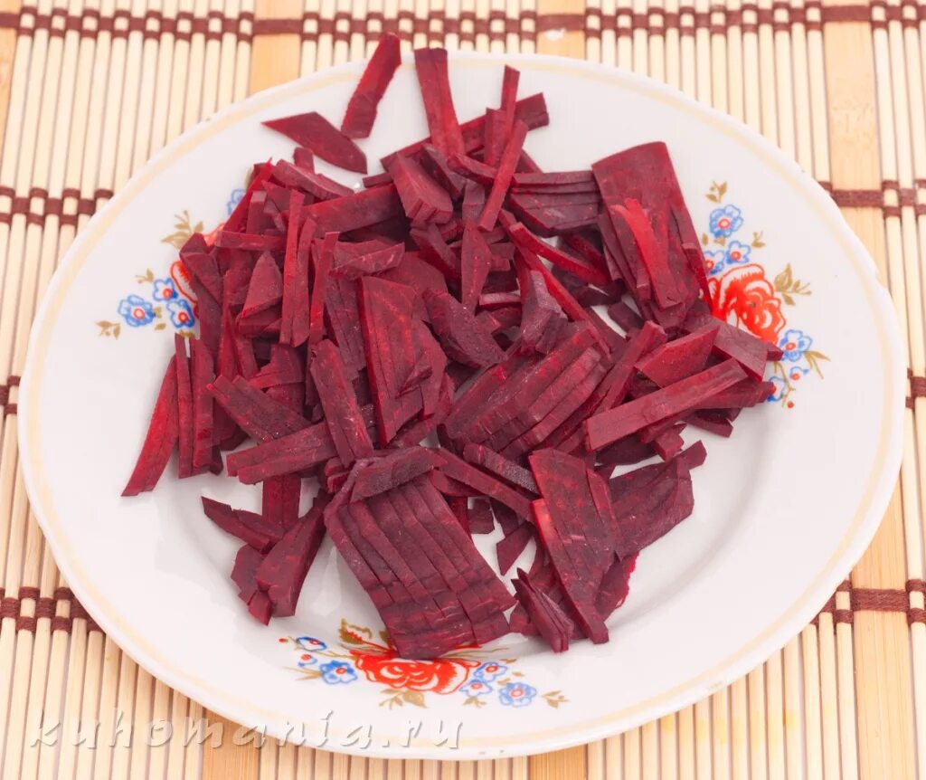 Свекла нарезанная. Нарезка свеклы соломкой. Свекла соломкой. Свекла соломкой. Нарезка свеклы для борща.