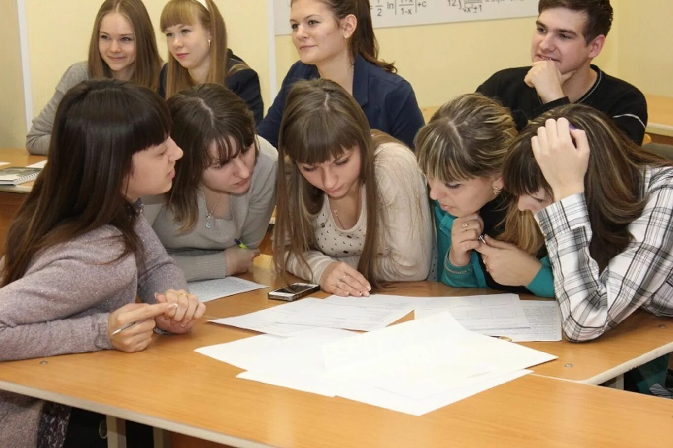 Групповой урок математика. Старшеклассники на уроке. Старшеклассники на занятиях. Ученик 9 класса. Урок в старших классах.