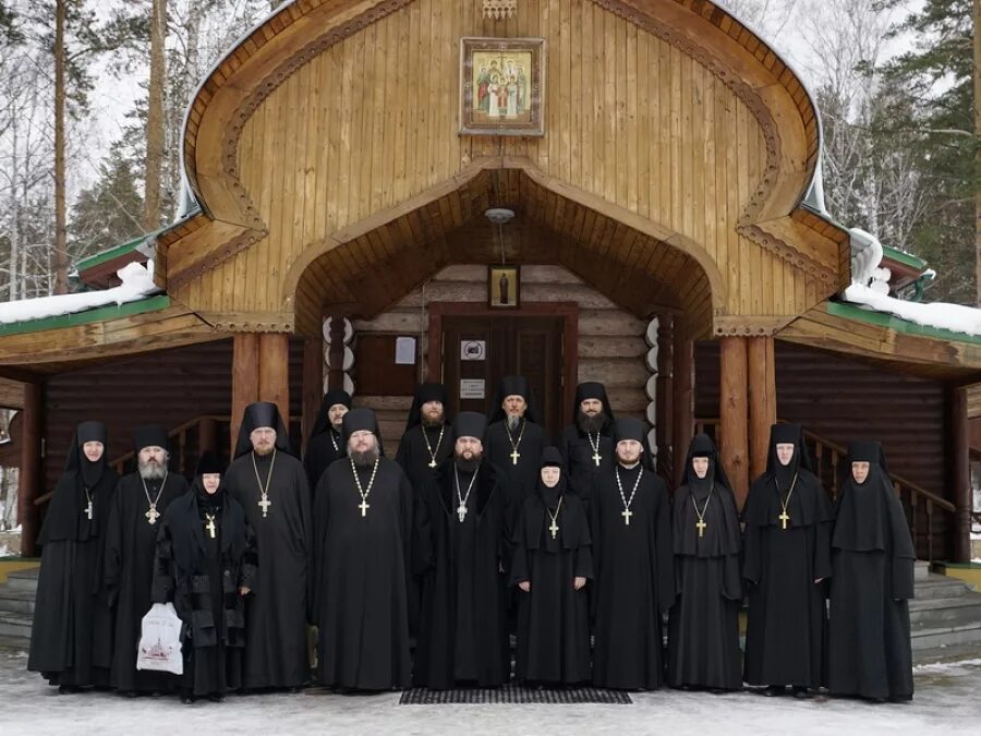 Монастырь святых Царственных страстотерпцев в Екатеринбурге. Ганина яма мужской монастырь Екатеринбург. Царственные страстотерпцы Екатеринбург монастырь. Монастырь святых Царственных страстотерпцев на Ганиной яме.