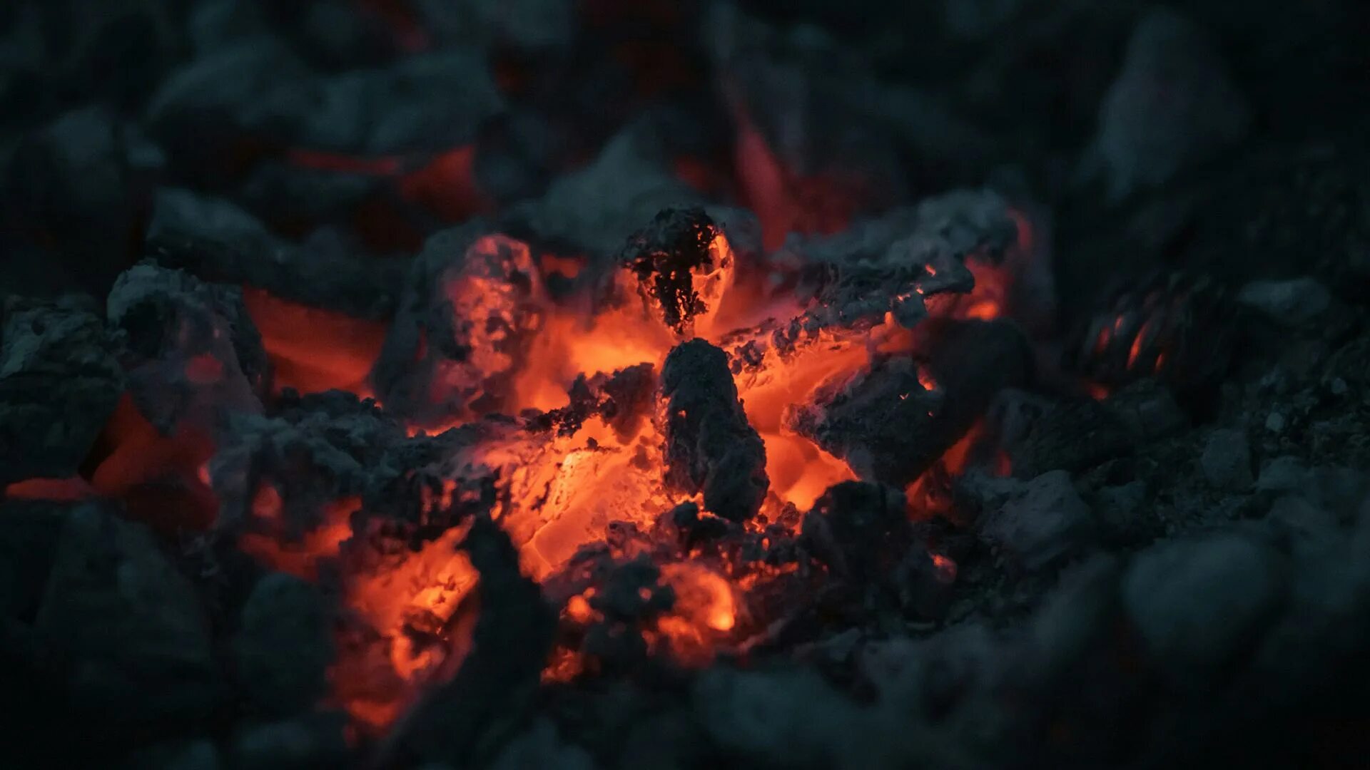 Тлеющий в темноте. Пепел костра. пепел и угли. угли костра. тлеющий пепел.