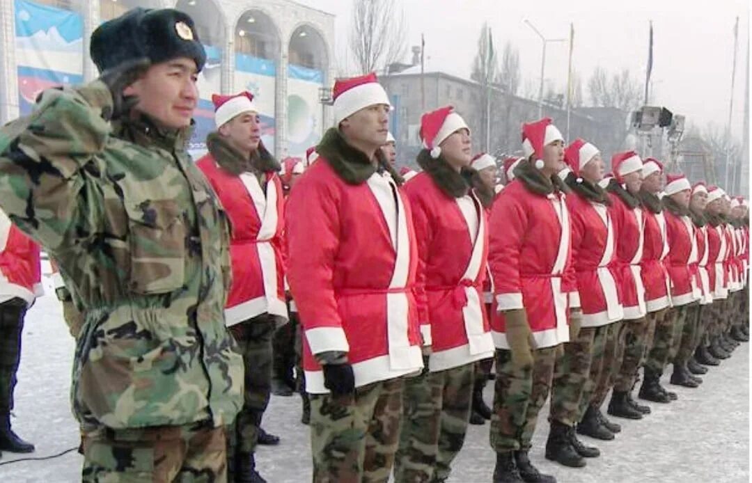 Военный новый год. Новый год в армии. Дед Мороз в армии. Новогодний солдат. Новогодние войска.