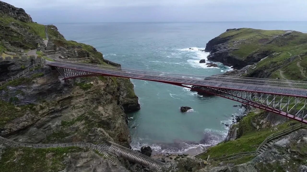 Bridge call. Тинтагель замок в великобритании. tintagel castle footbridge. старра-бридж корнуолле.. мост m402.