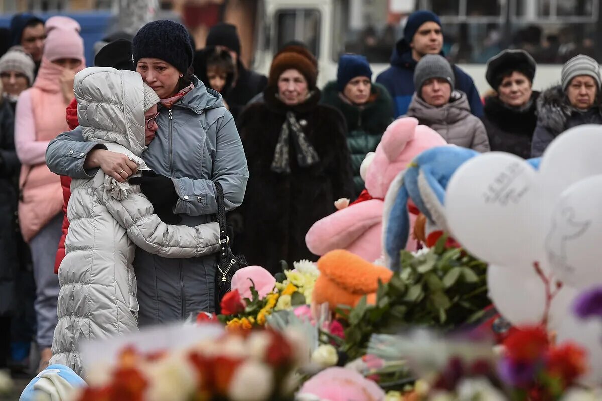 Кемерово мемориал зимняя вишня. Память погибших в зимней вишне. Стихийный мемориал Кемерово.