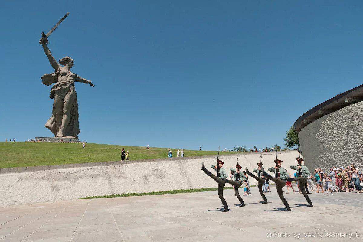 Списки мамаева кургана. Мамаев Курган Волгоград. Мамаев Курган Родина мать. Почётный караул Волгоград Мамаев Курган. Родина-мать Волгоград караул.