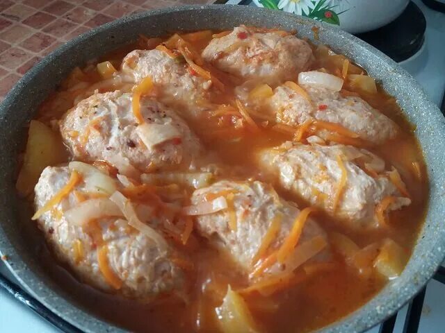 Голубцы тушеные. Голубцы на сковороде в томатно сметанном. Голубцы в томатном соусе. Ленивые голубцы с капустой рисом и фаршем рецепт. Голубцы на сковороде в томатно-сметанном соусе.