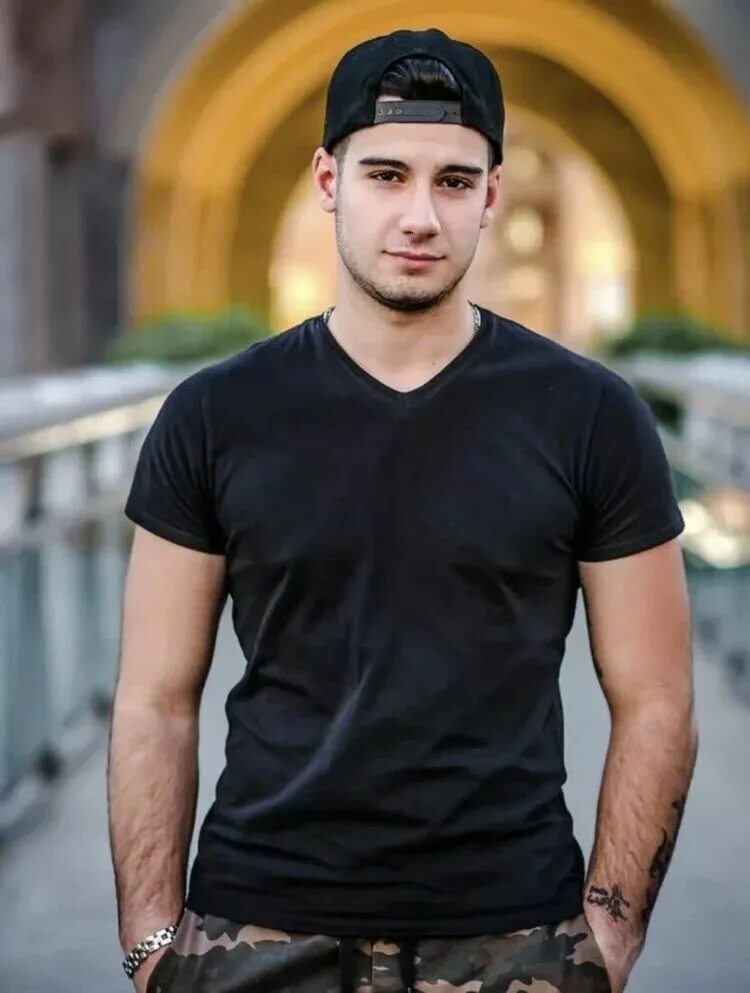 Сайт армян. Мама на армянском. Красивые армянские парни. Красивая армянская мамка. Гош хакобян.