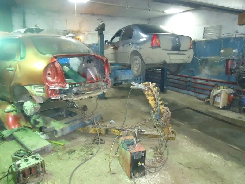 яма на участке. парень застрял в трубе. гараж для ремонта авто. яма в гараже. смотровая яма для авто.