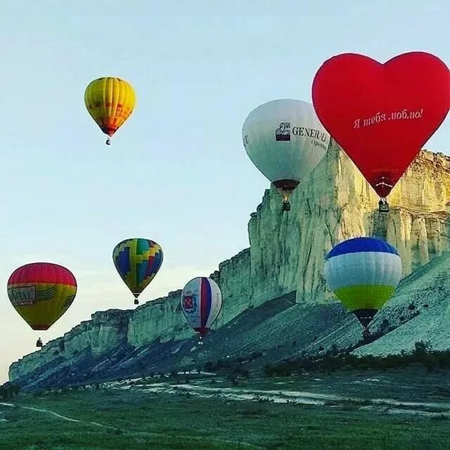 Воздушных шаров в крыму. Белая скала Белогорск фестиваль воздушных шаров. Крым белая скала воздушный шар. Белая скала в Крыму фестиваль воздухоплавания. Воздушные шары на белой скале.