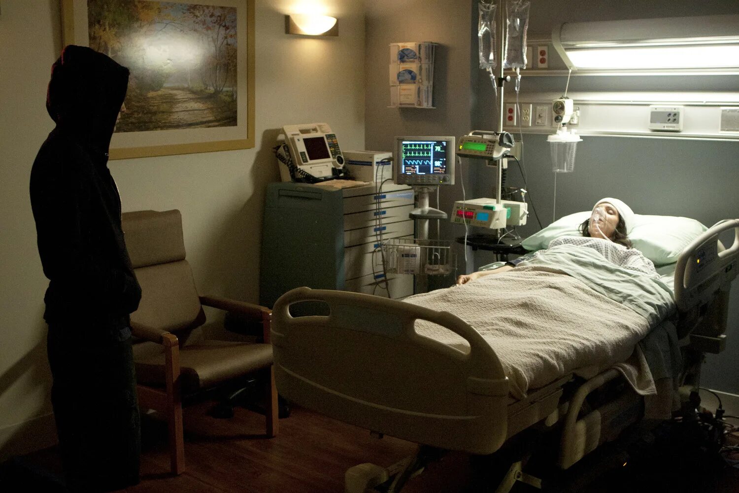 Темная палата в больнице. Ночное дежурство медиков. Экстренная кровать в больнице. Работа вечером в больнице. Работа вечером в больнице.