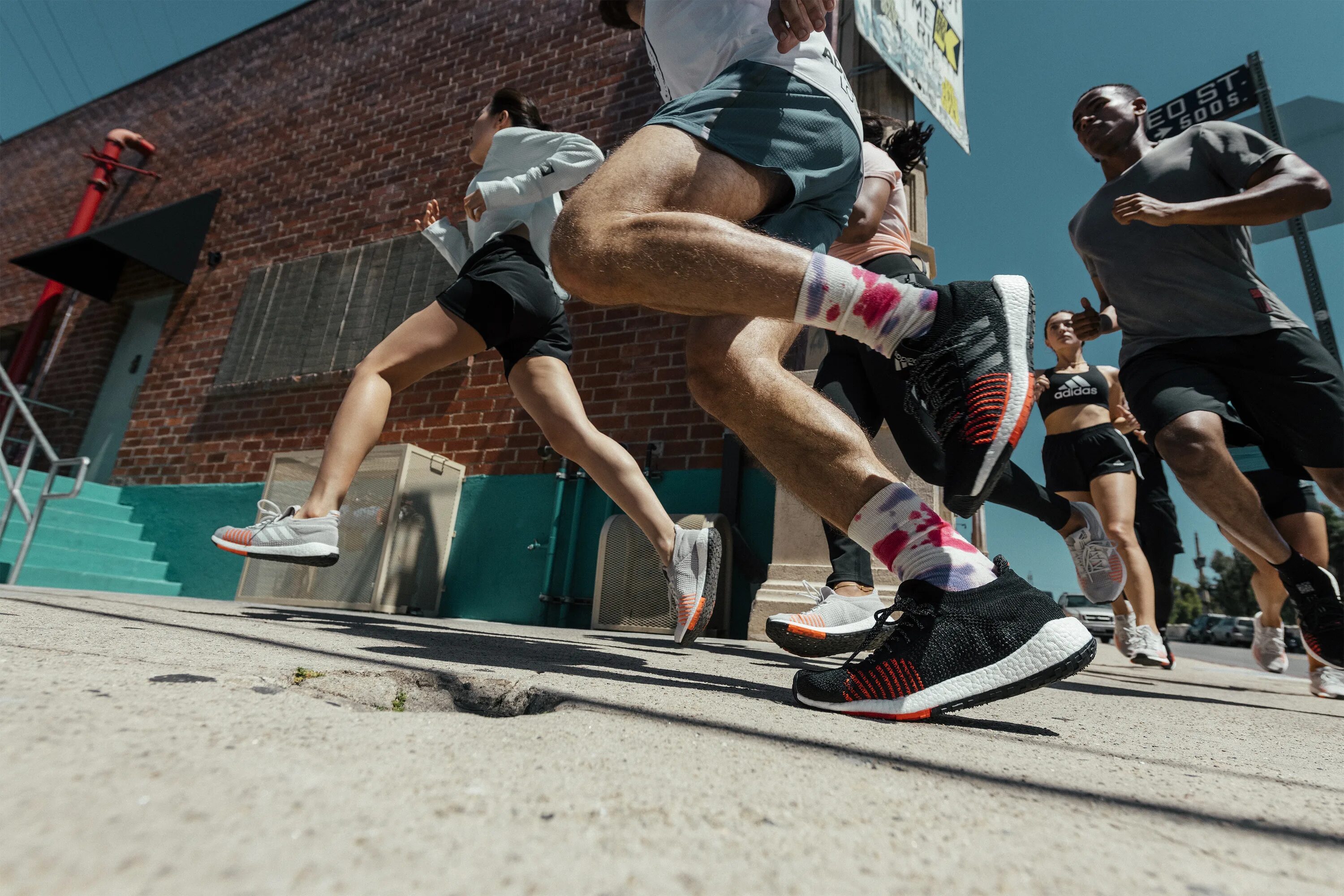 Найк лекции. Adidas Running. Адидас Running бег. Адидас спорт ранер. Adidas бегун.