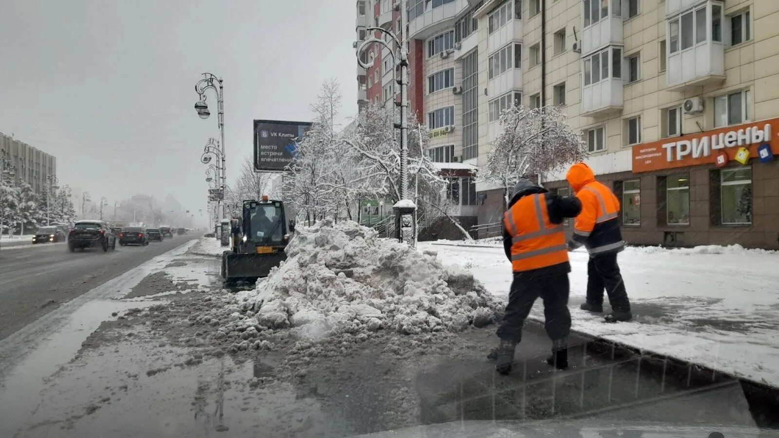 Выпал снег 2022. Снегопад в городе. Снег в городе. Снежный город. Приспособления для уборки снега.