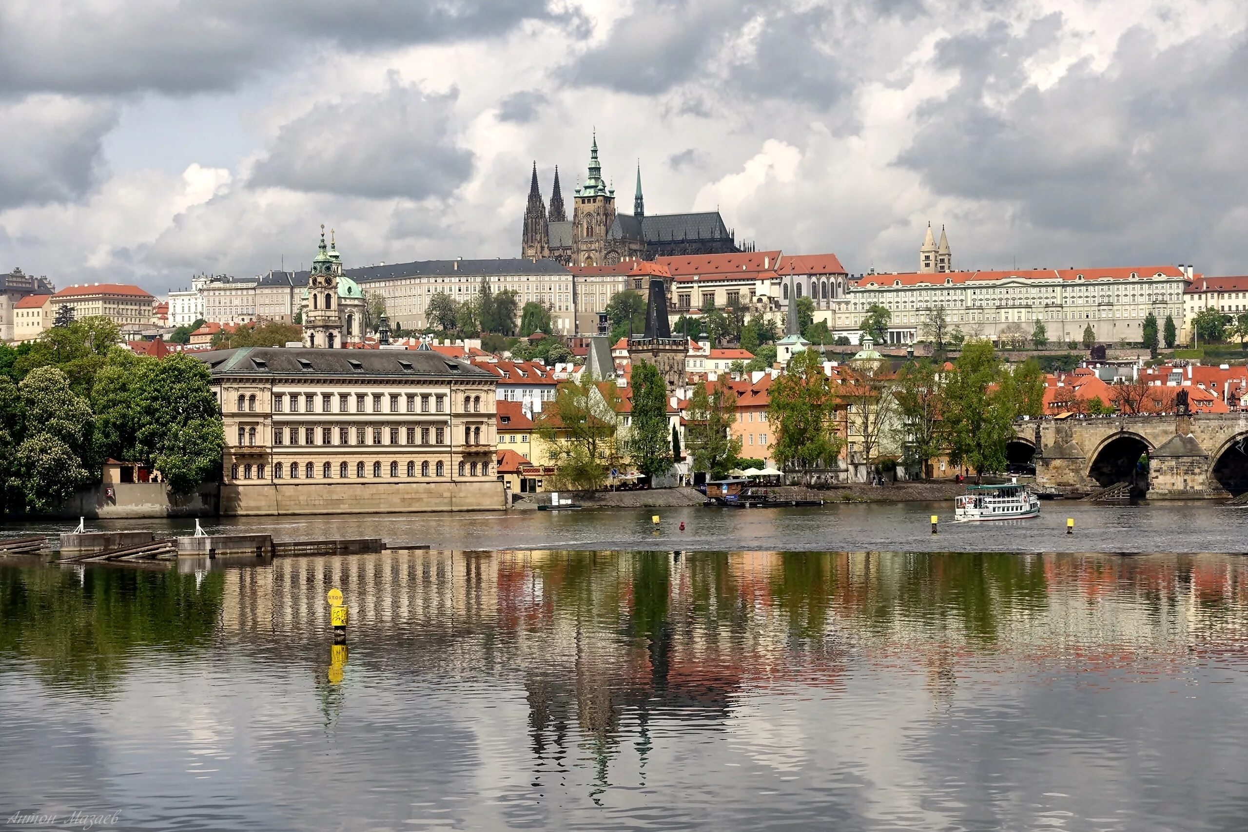Река влтава в праге. Река влтава в праге фото. Влатва река. Столица какой страны расположена на реке влтава. Река влтава в праге фото.