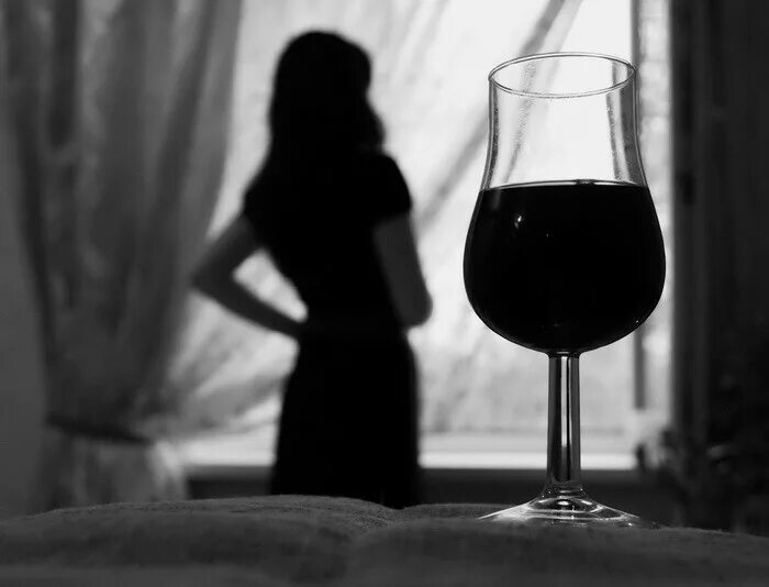 Бокал вином мой полон в душе. Девушка с бокалом. Девушка с бокалом вина. Девушка с бокалом у окна. Брюнетка с бокалом вина.