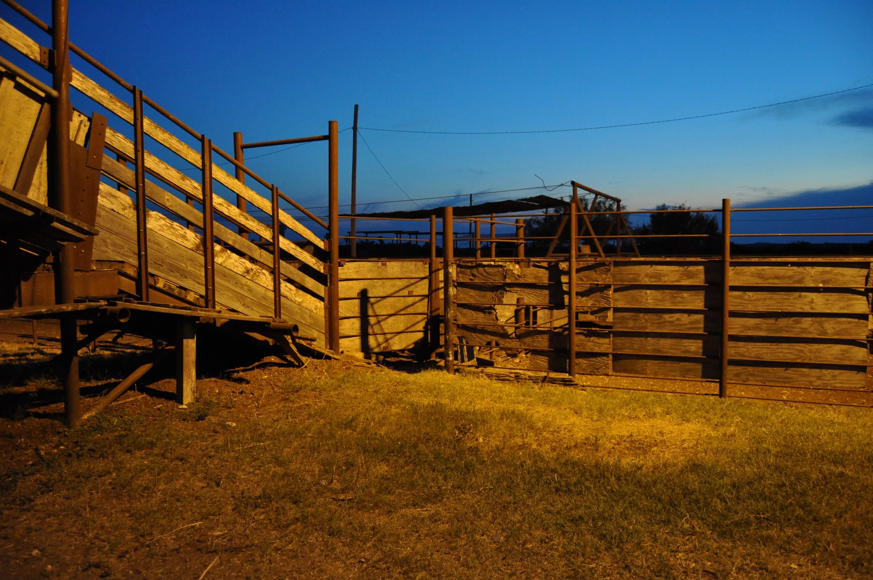 Кораль загон для лошадей. Забор для скота. Загон, в сельском хозяйстве. Ковбойский забор.