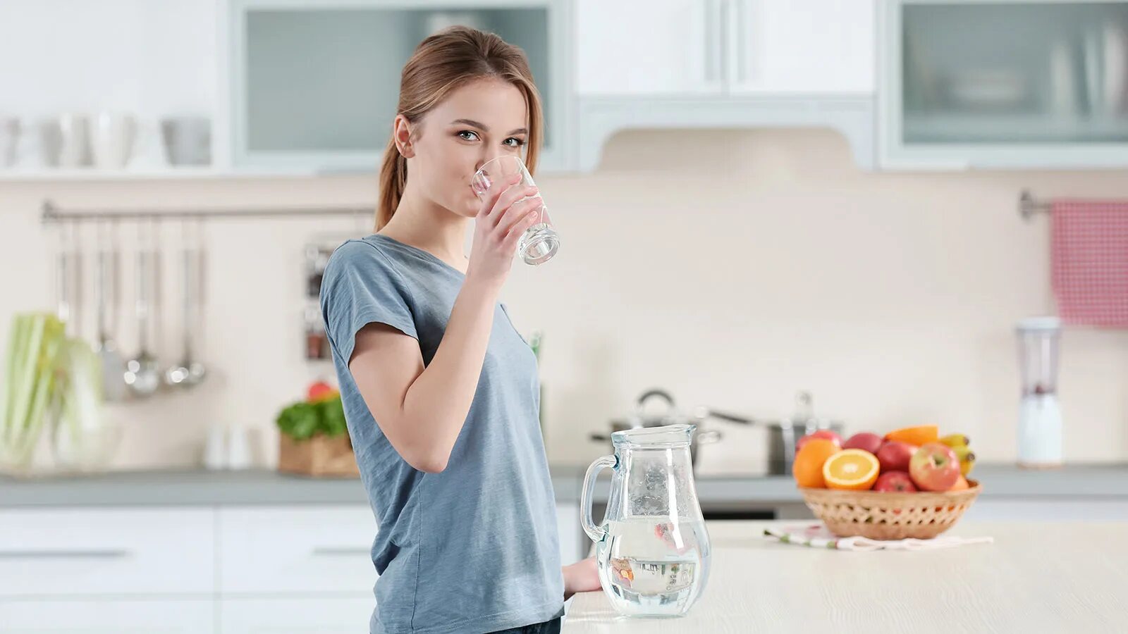 Девушка пьет воду. Девушка со стаканом воды. Девушка пьет воду на кухне. Девушка пьет стакан воды. Мама налей воды