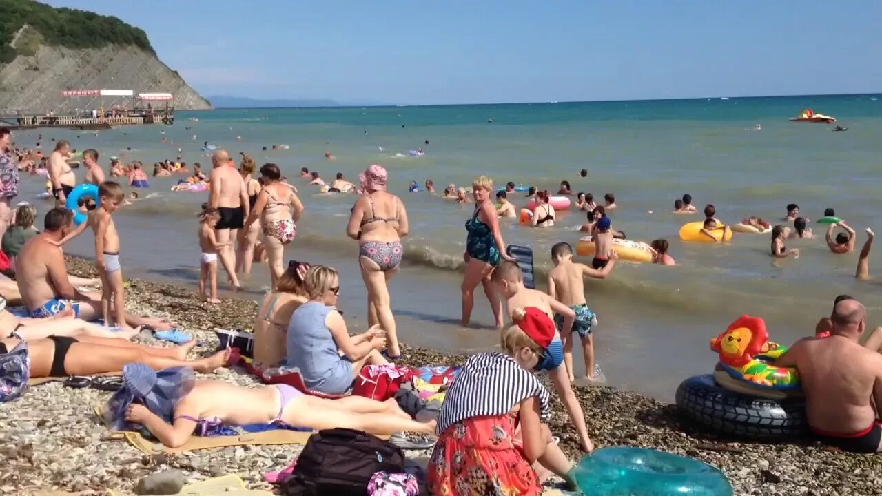 Погода в архипо осиповке температура воды. Пляж Архипо-Осиповка 2018. Архипо Осиповка пляж в июле. Архипо-Осиповка климат. Пляжи Архипо Осиповки в сентябре.