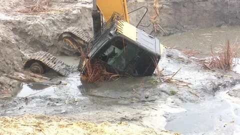 Утонувшие экскаваторы