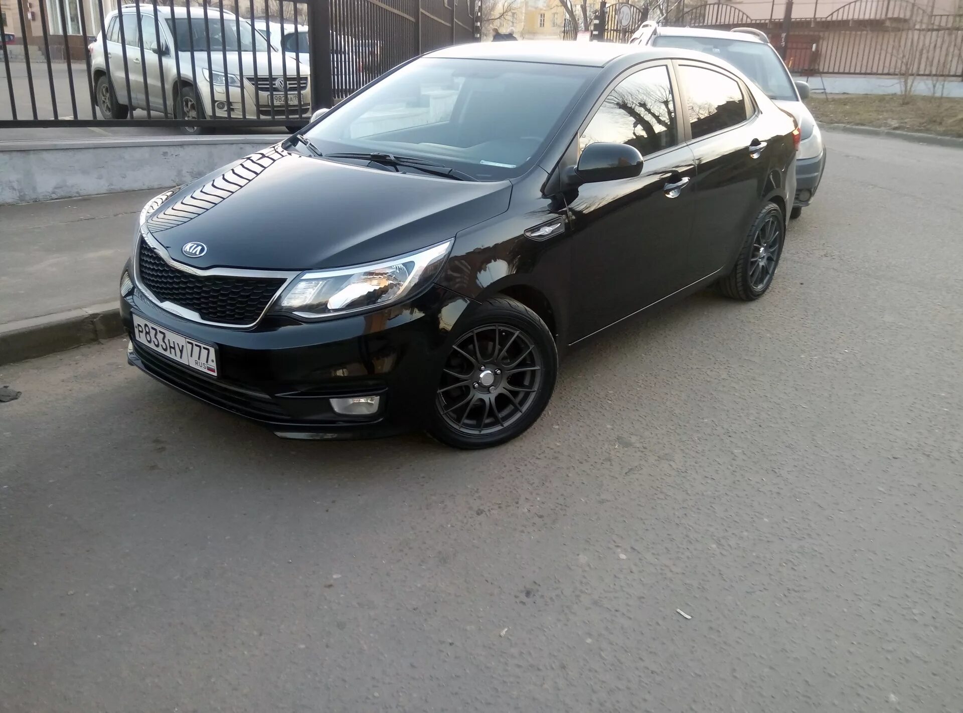 Kia Rio r16. Kia Rio 3 r16. Kia Rio 3 чёрная диски r16. Киа Рио 2 на 16 дисках черная.