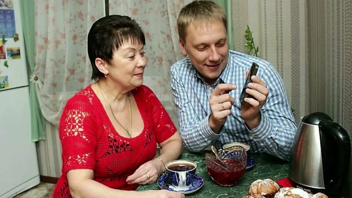 Семья за столом. Встреча с родственниками. Чаепитие семья. В гостях у супругов. В гостях у супругов.