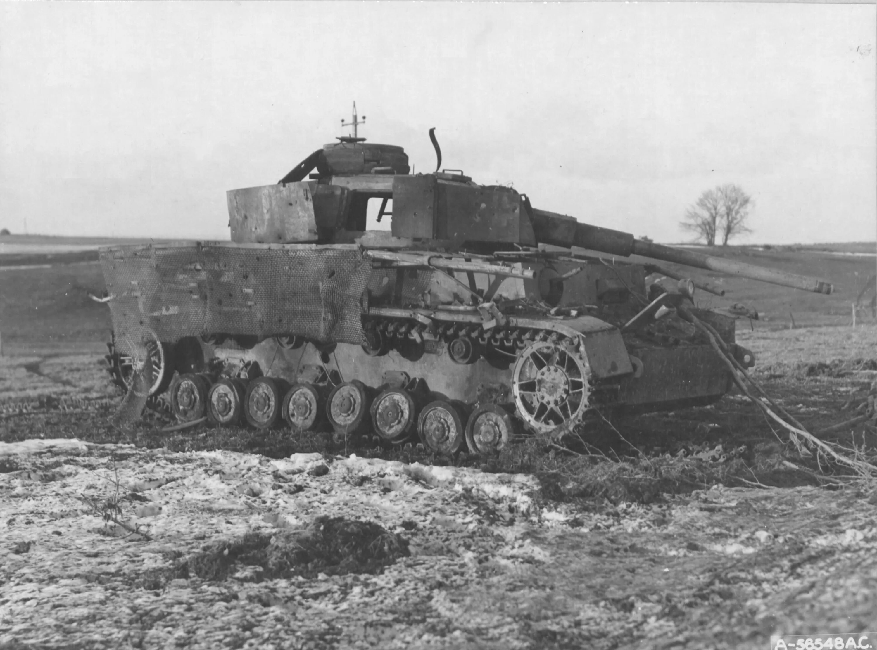 Видео немецких танков. Танк т4 Германия подбитые. Подбитый PZ-4 Ausf j. Т-4 танк. Panzer подбитый танк.