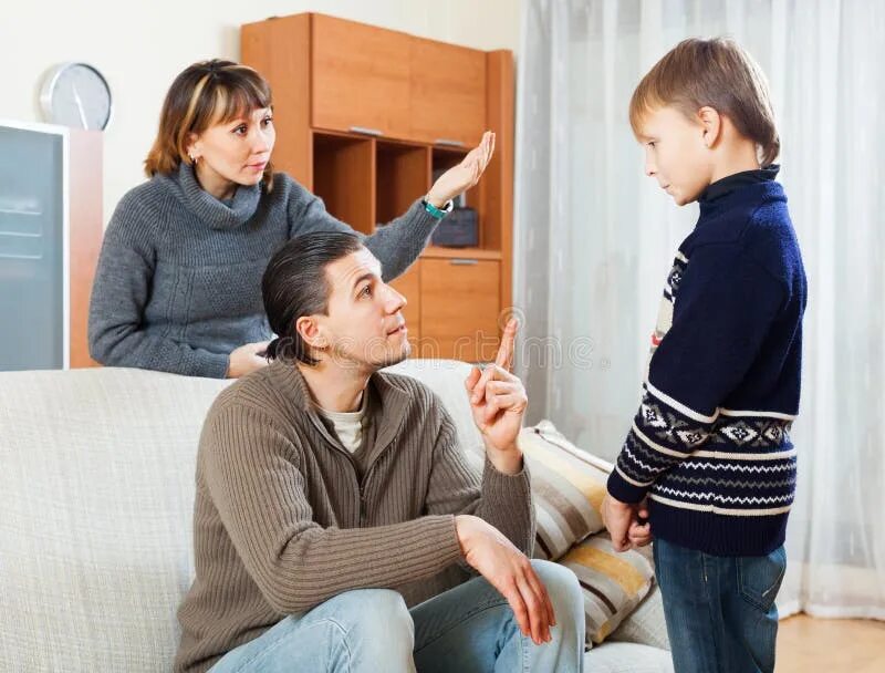 Родители ругают ребенка. Родители ругают подростка. Строгие родители подростка. Родители критикуют подростка. Отец подсматривает как сыновья