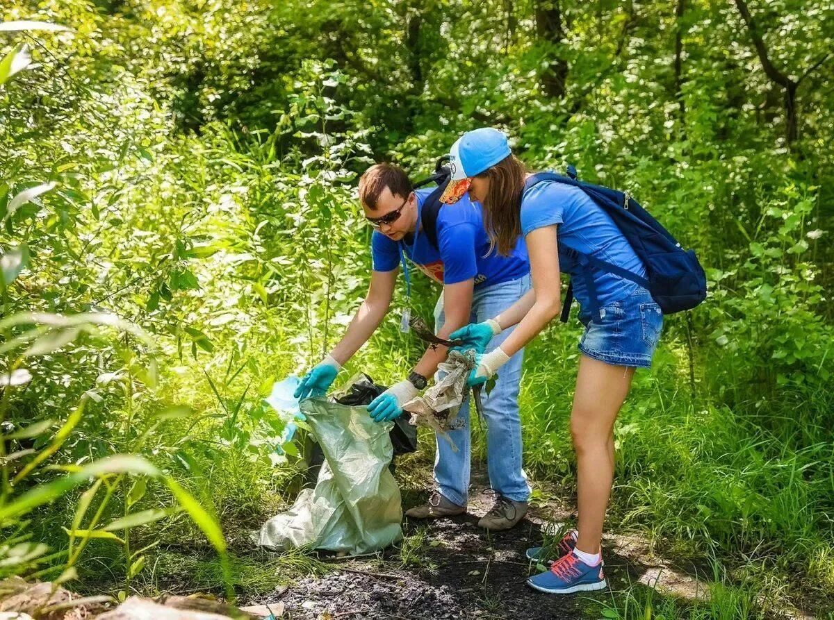 Экологи борются за чистоту воздуха. Экологи борются за чистоту воздуха. Планета в руках. Уборка окружающей среды. Экология загрязнение воды.