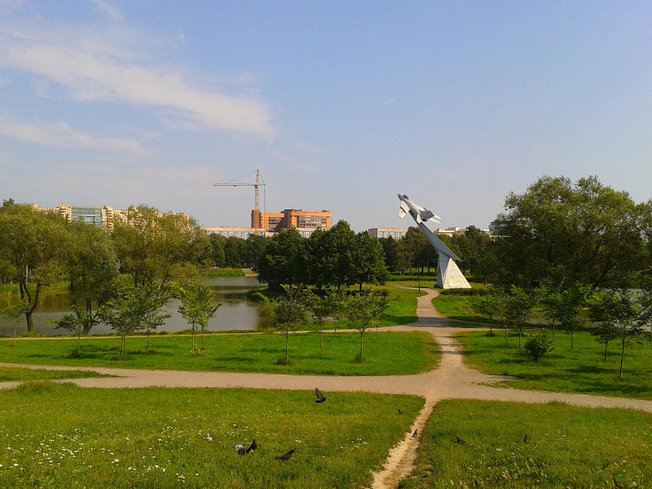 Парк авиаторов фото. Парк Авиаторов Санкт-Петербург. Холм в парке Авиаторов в Санкт-Петербурге. Парк Авиаторов в Московском районе Санкт-Петербурга. Холм в парке Авиаторов в Ленинграде.