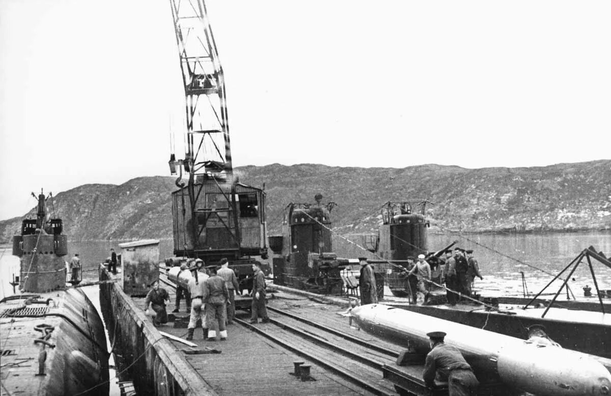 Советская подводная лодка вов 1941-1945. 150. Термос полевой армейский 25 л. Л 22 3. Подводная лодка 1945.