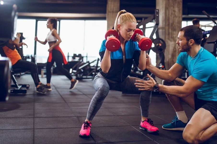 Advantages of doing sport. В тренажерном зале. Тренер в спортзале. Занятия в спортзале. Тренировка в тренажерном зале.