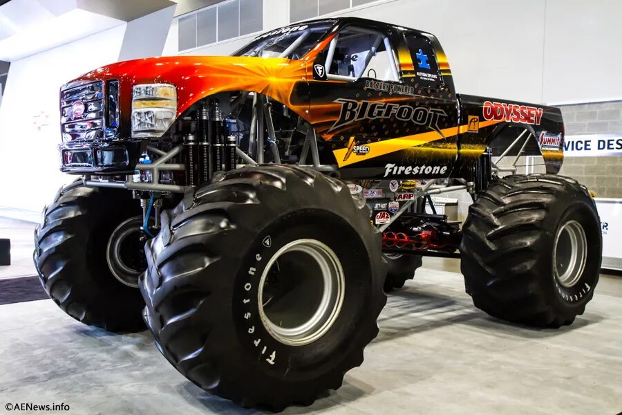 Как называется бигфут. Монстр трак бигфут. машина бигфут монстр трак. bigfoot 5 monster truck. джипы монстры.