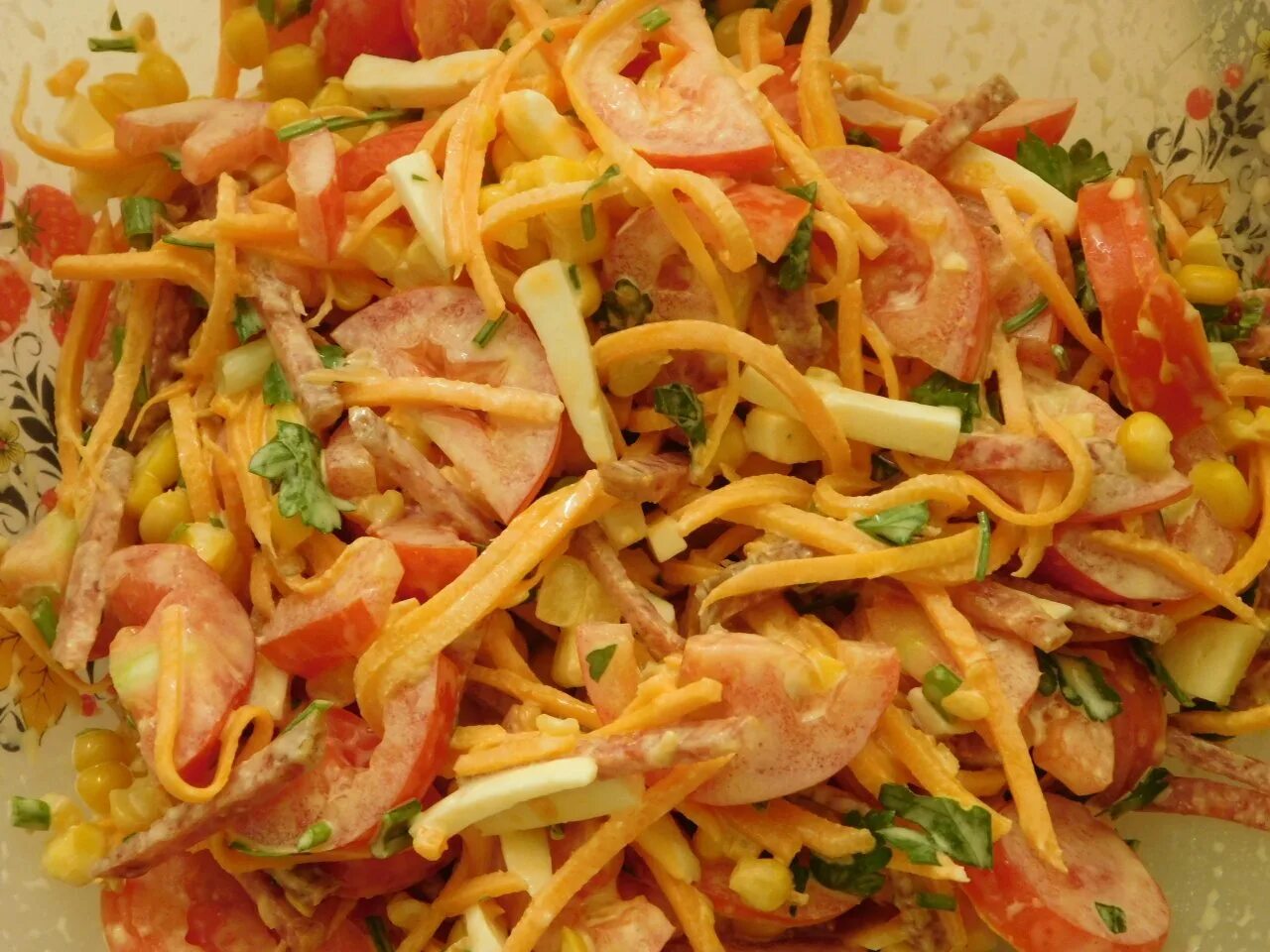 Салат с морковью колбасой и кукурузой. Салат венеция. салат венеция с копченой колбасой и морковью. салат с корейской морковкой и колбасой. салат венеция с колбасой.