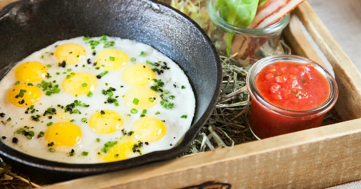 Яичница из перепелиных. Перепелиные яйца яичница. Красивые блюда из яиц. Яичница из перепелиных. Глазунья с перепелиными яйцами.